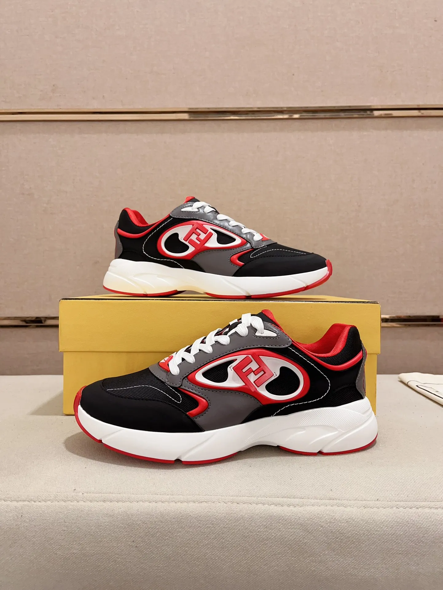 Men's shoes💰: 760💰(Higher version) [Fendi] Fendi's latest casual shoes for men! Available at counters simultaneously! A one-to-one replica of the original. Made entirely of imported top-grain calfskin, the interior is made of top-grain water-dyed cowhide, and the original factory-supplied rubber outsole. Leading new fashion concepts. Matching code: 39-44. 38.45 can be customized and cannot be returned or exchanged!